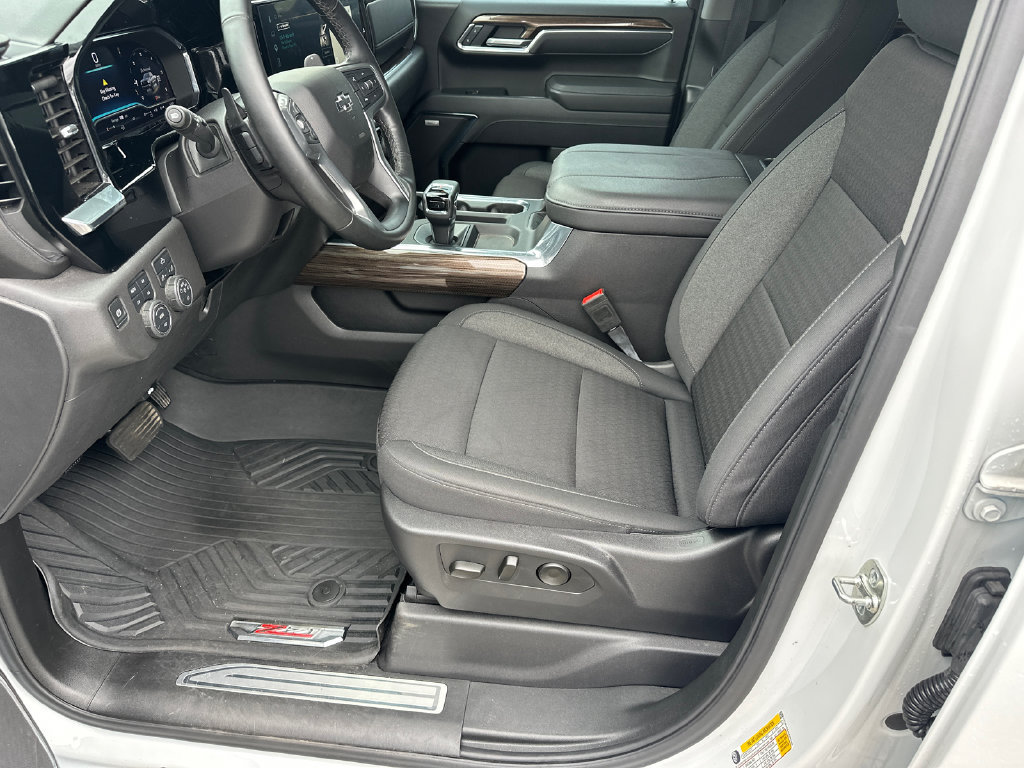 Used 2025 Chevrolet Silverado 1500 LT Trail Boss w/ Convenience Package II AWD/4WD image 9