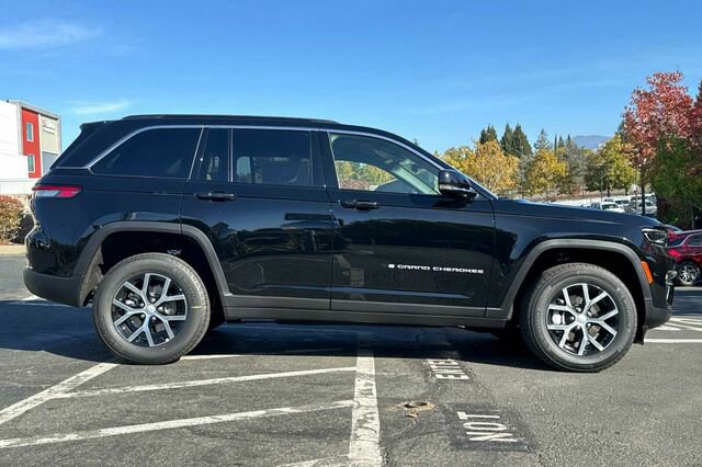New 2025 Jeep Grand Cherokee Limited image 3