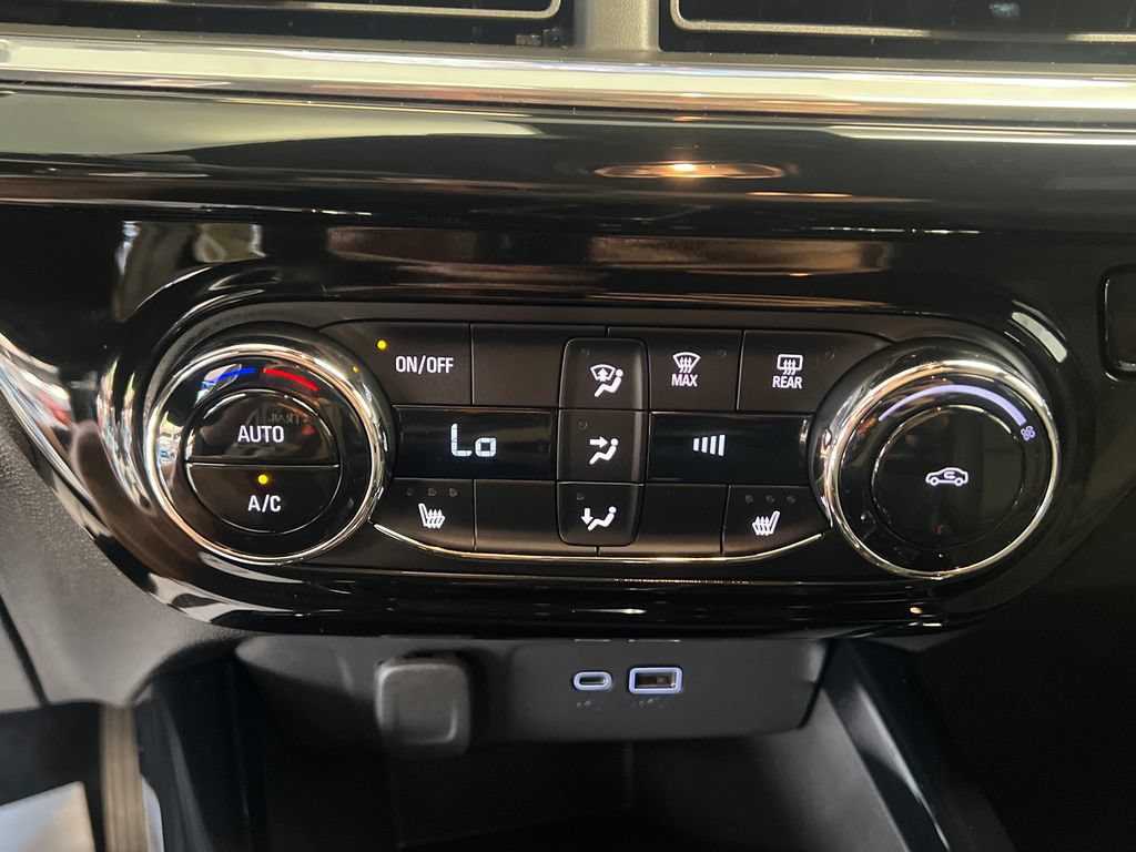 Used 2024 Chevrolet Trax RS w/ Driver Confidence Package FWD image 28