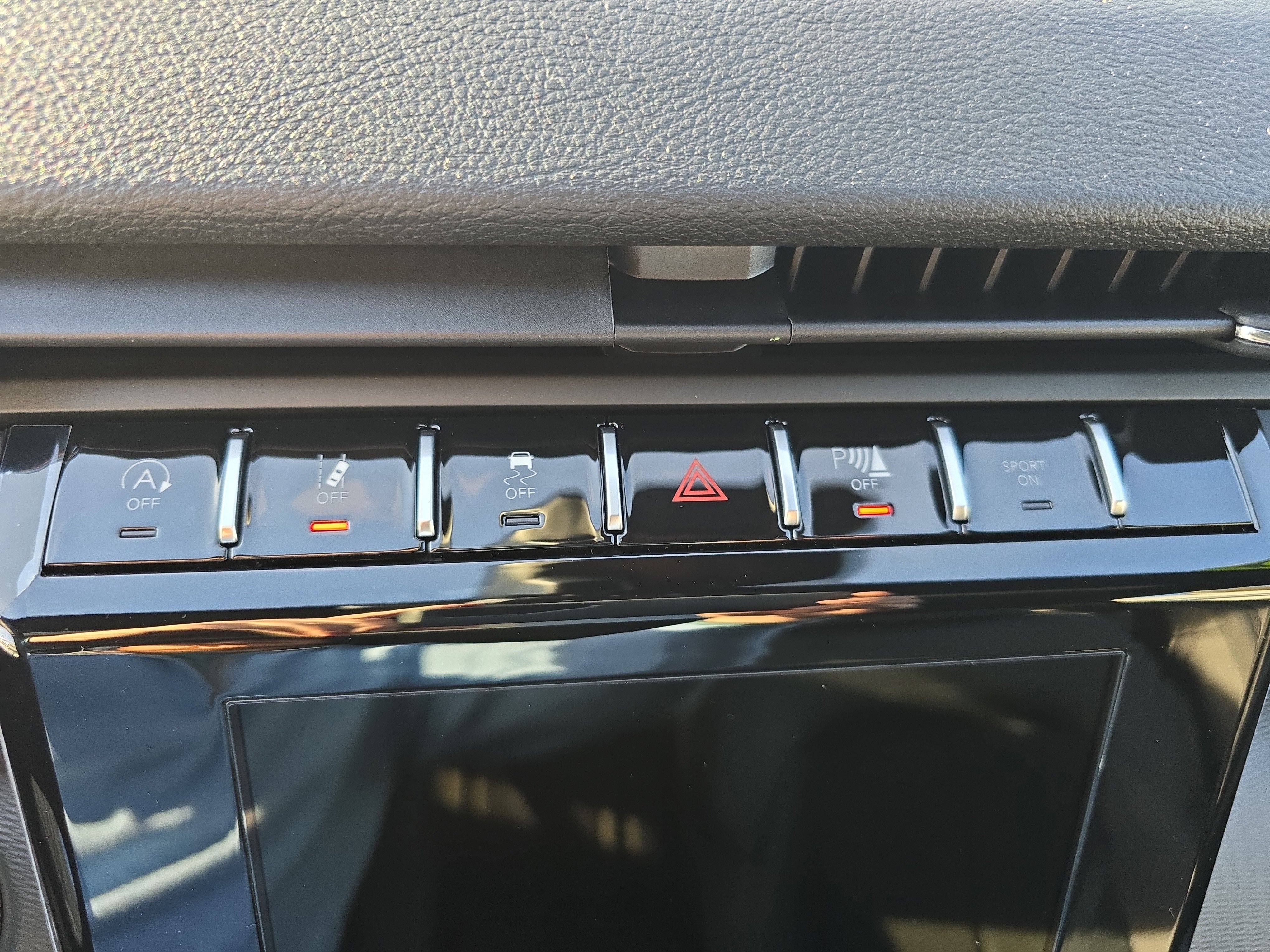 New 2025 Jeep Grand Cherokee Altitude image 30