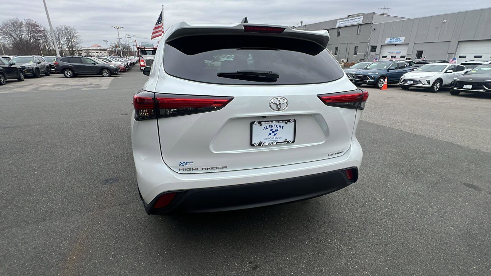 Used 2022 Toyota Highlander LE AWD/4WD image 6