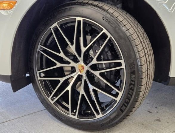 Certified 2025 Porsche Macan AWD/4WD image 19