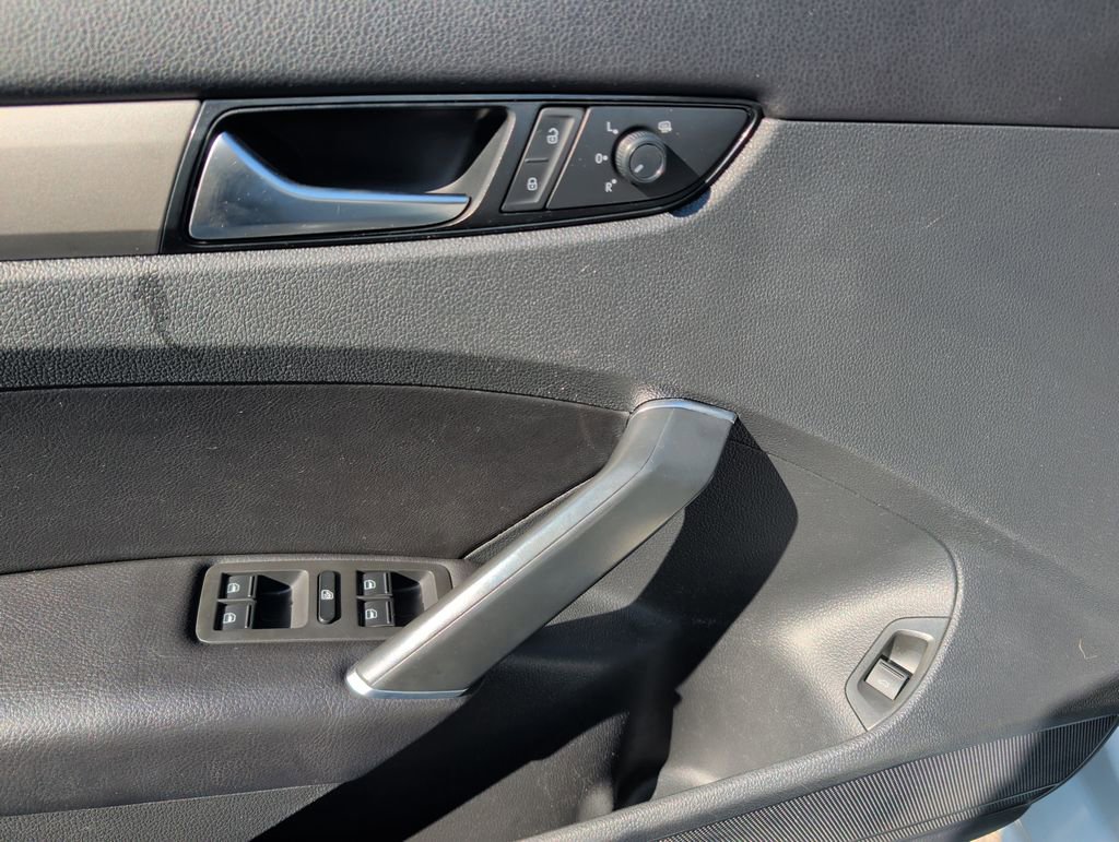 Used 2020 Volkswagen Passat 2.0T SE image 10