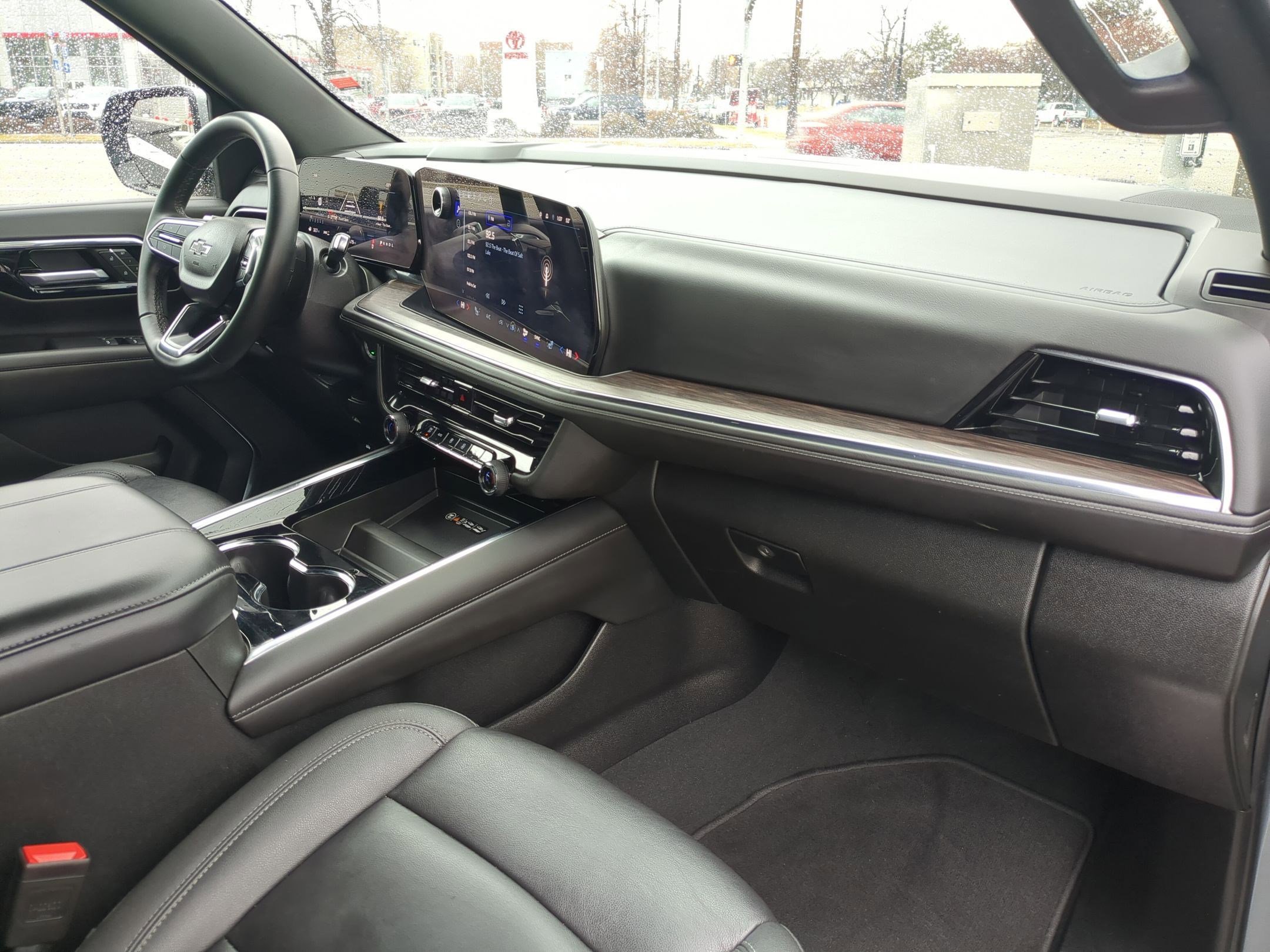 Used 2025 Chevrolet Suburban Z71 image 33