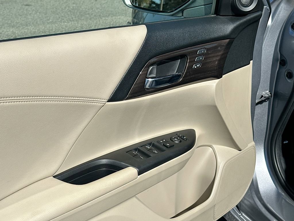 Used 2017 Honda Accord Touring image 18