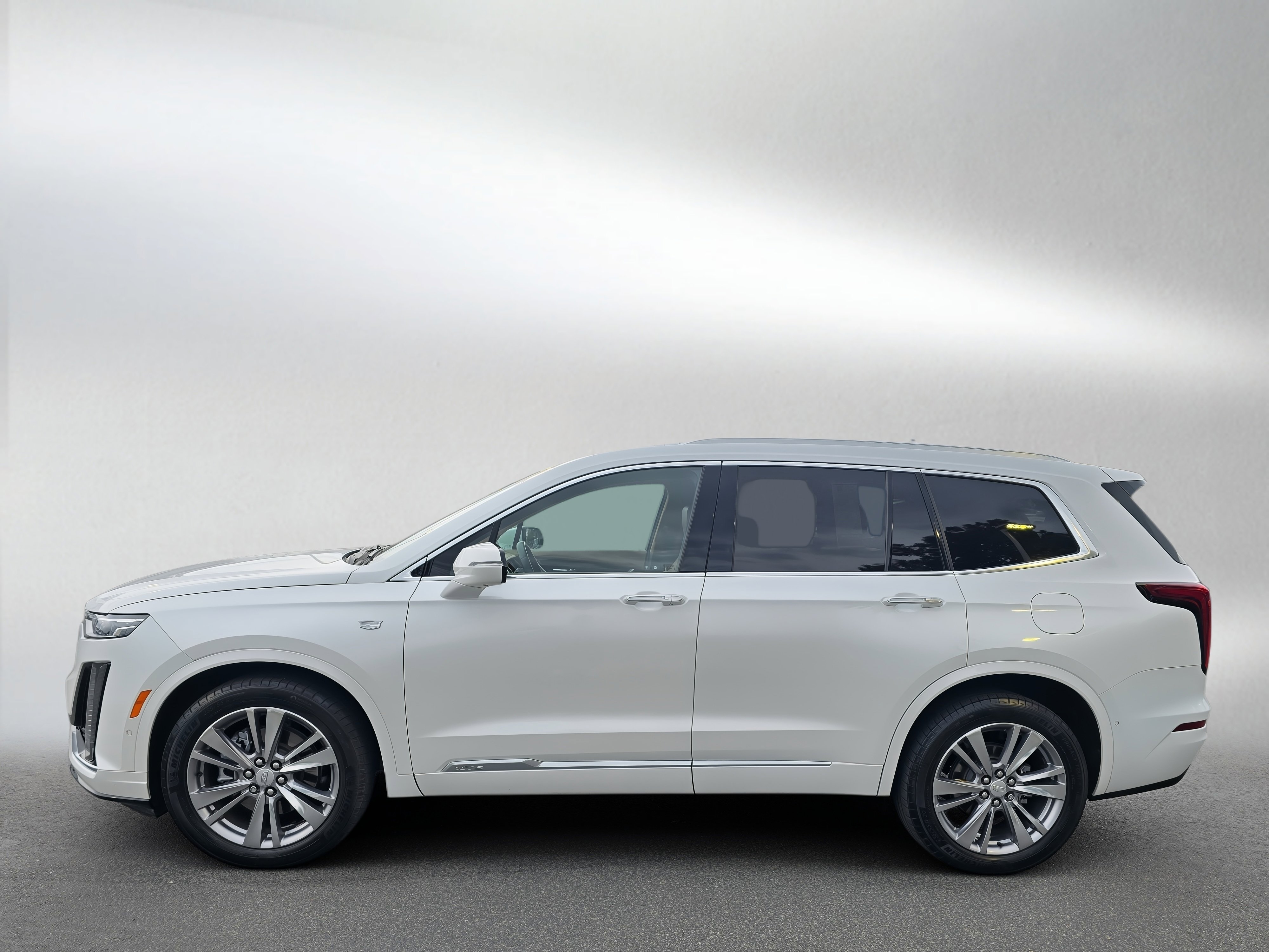 Used 2023 Cadillac XT6 Premium Luxury w/ Platinum Package image 2