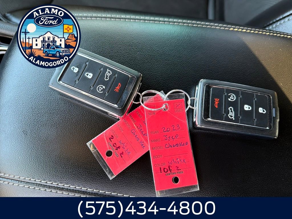 Used 2023 Jeep Grand Cherokee L Laredo image 28