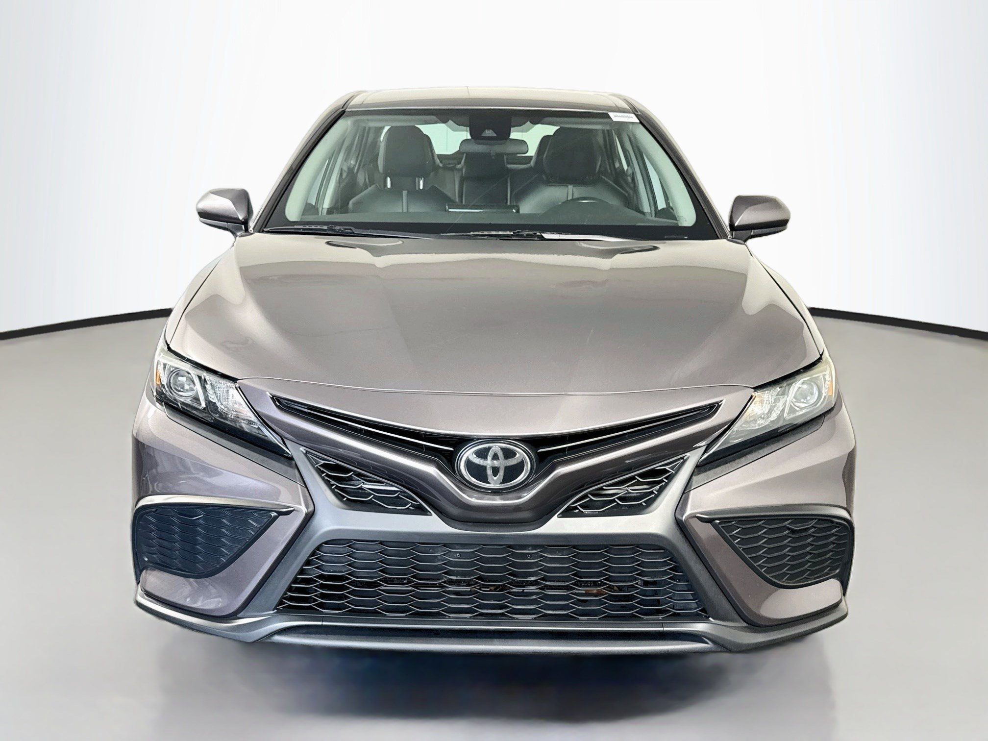 Used 2021 Toyota Camry SE w/ Carpet Mat Package (TMS) FWD image 2