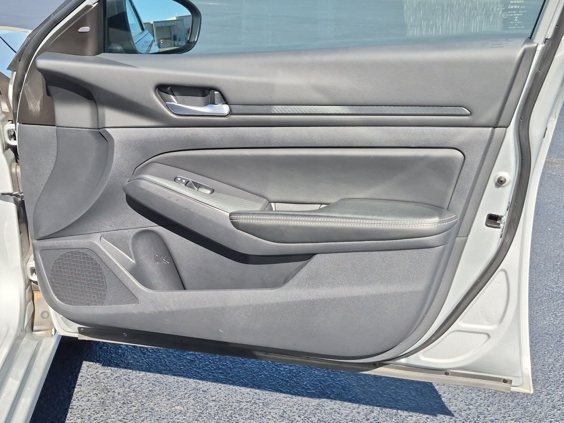 Used 2025 Nissan Altima 2.5 SV FWD image 32