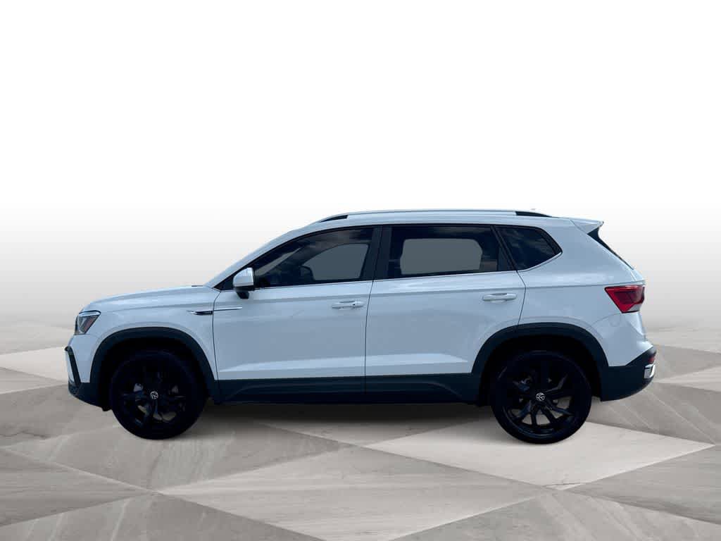 Used 2022 Volkswagen Taos SE w/ Panoramic Sunroof Package FWD image 5