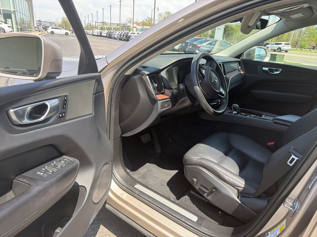 Used 2023 Volvo XC60 B5 Plus image 8