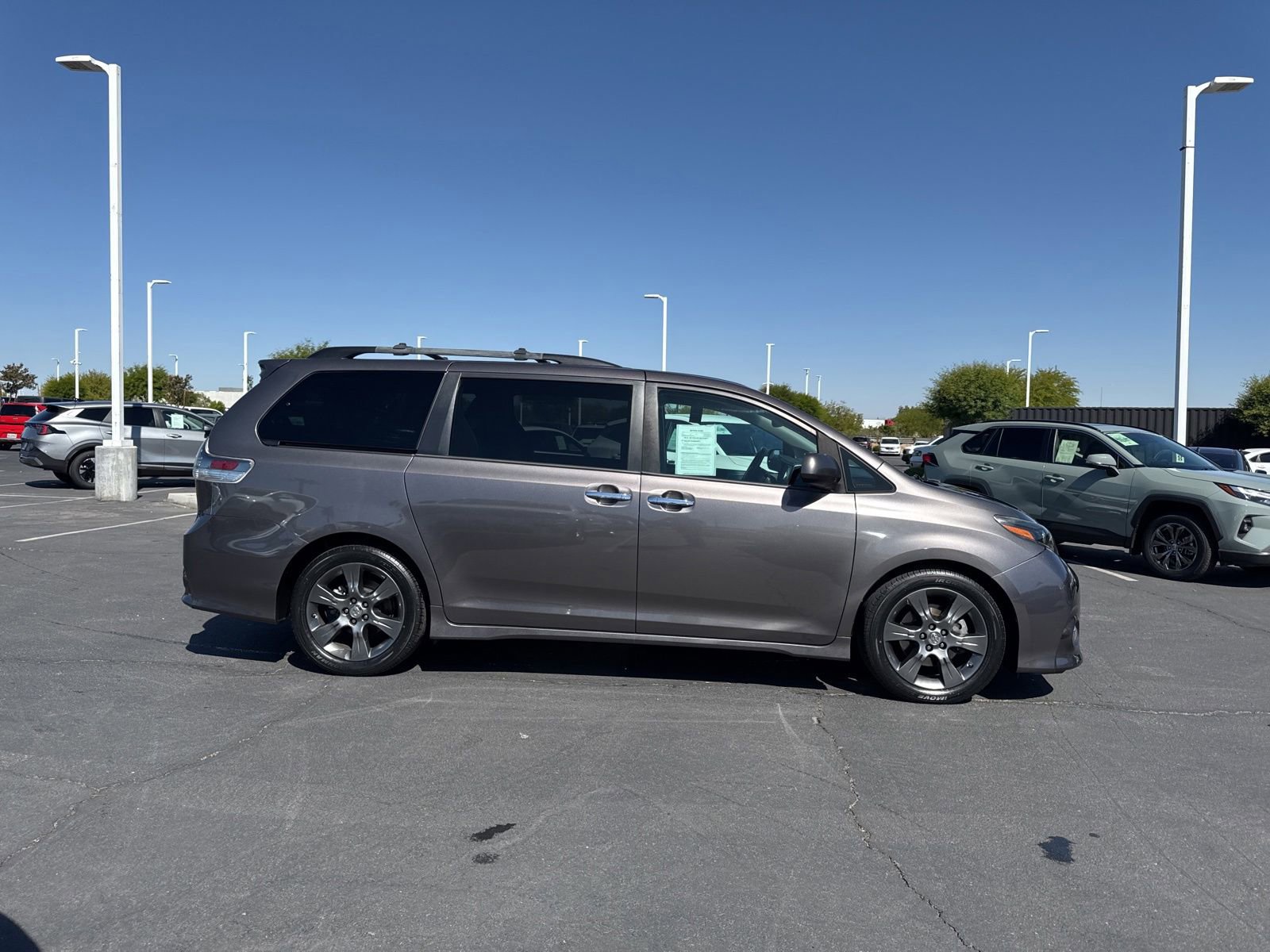 Used 2016 Toyota Sienna SE FWD image 4