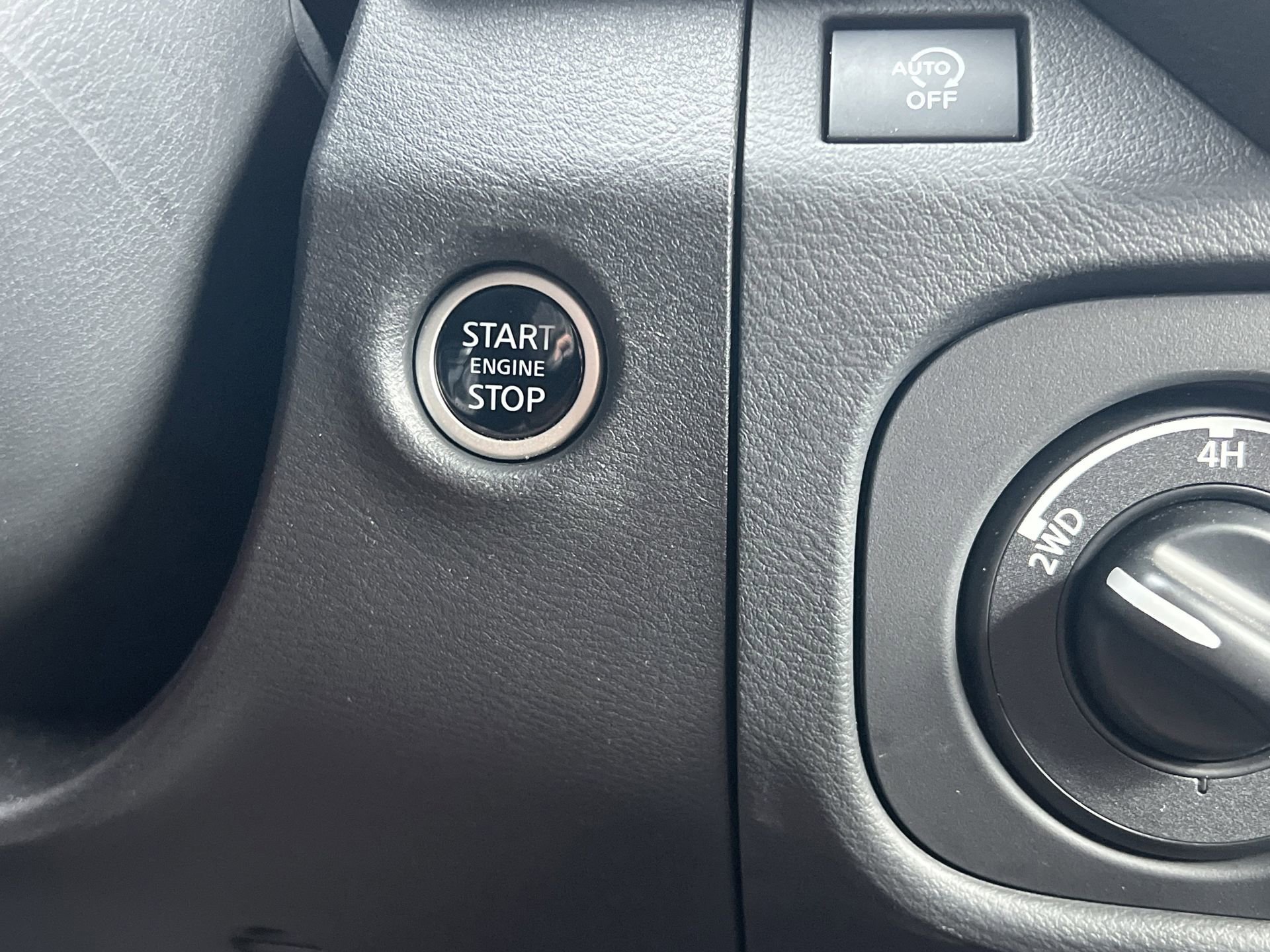 Used 2025 Nissan Frontier PRO-4X image 3