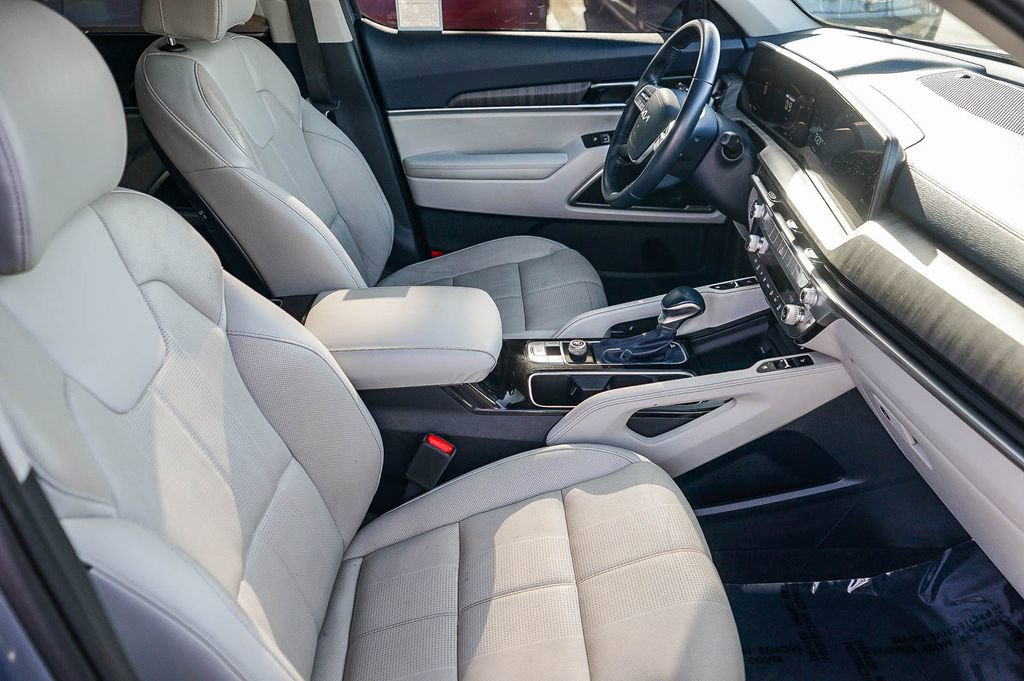 Used 2023 Kia Telluride EX w/ EX Captain's Chair Package FWD image 17