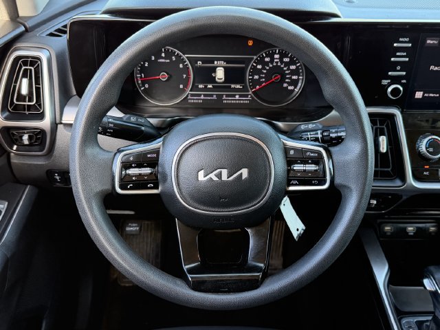Used 2023 Kia Sorento LX FWD image 11