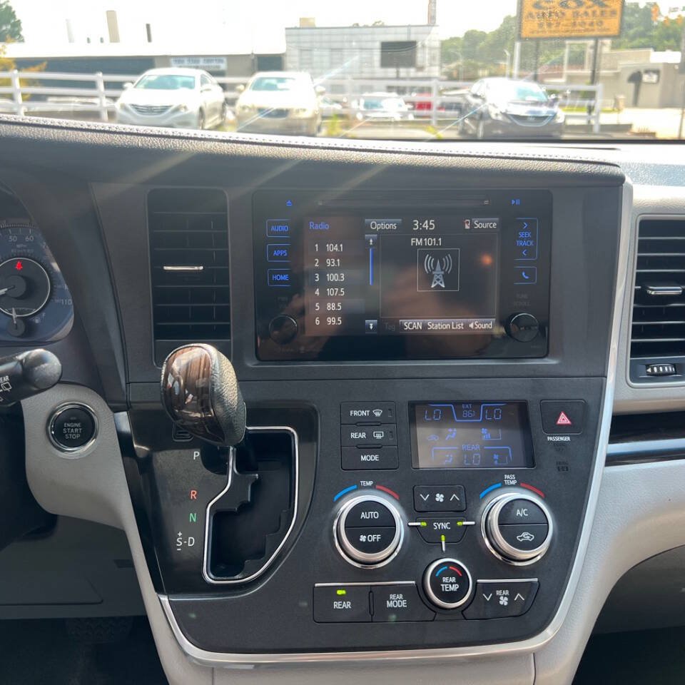 Used 2015 Toyota Sienna XLE FWD image 14
