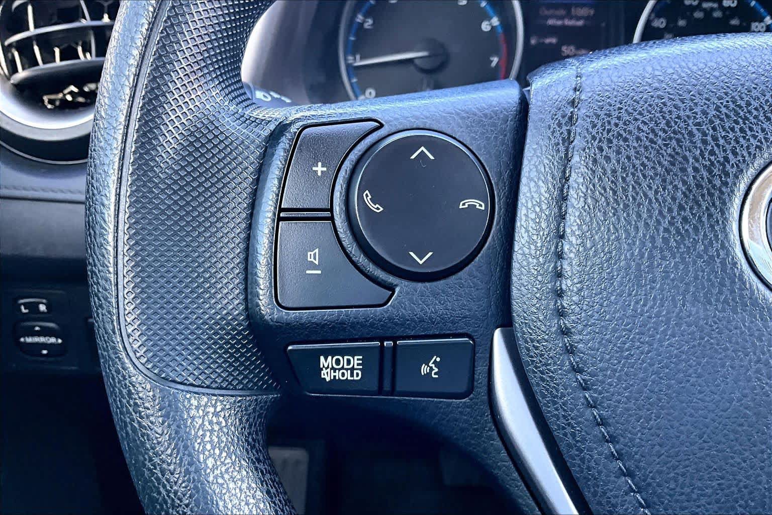 Used 2018 Toyota RAV4 LE FWD image 23