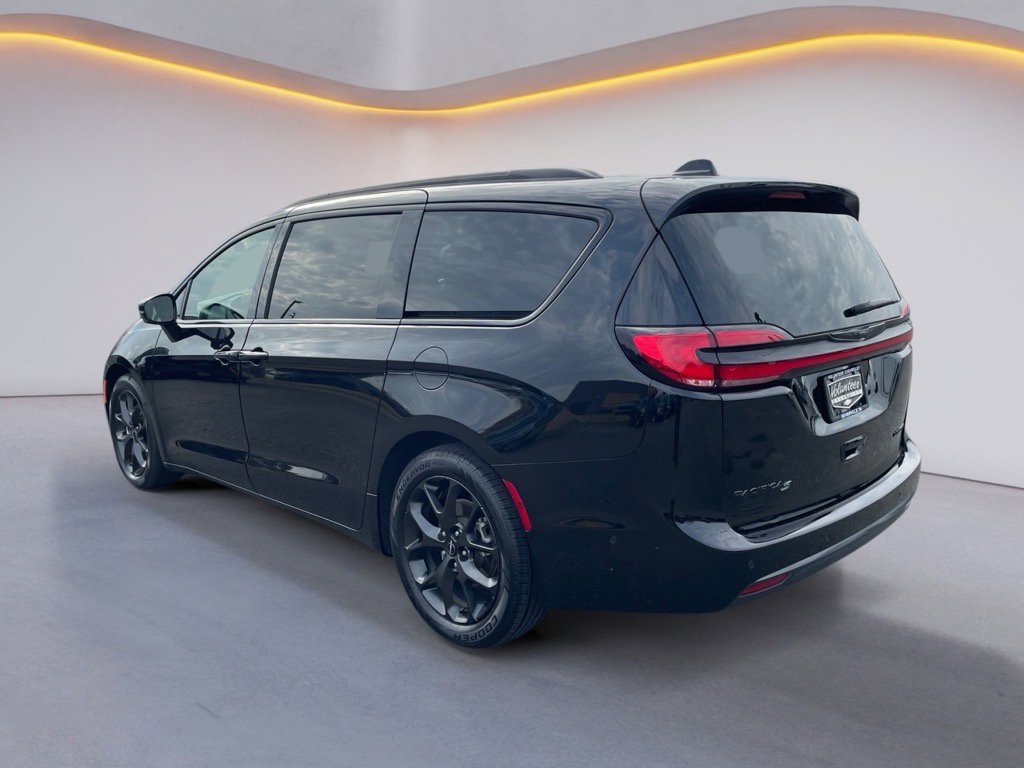 Used 2024 Chrysler Pacifica Limited w/ Uconnect Theater Family Group image 5