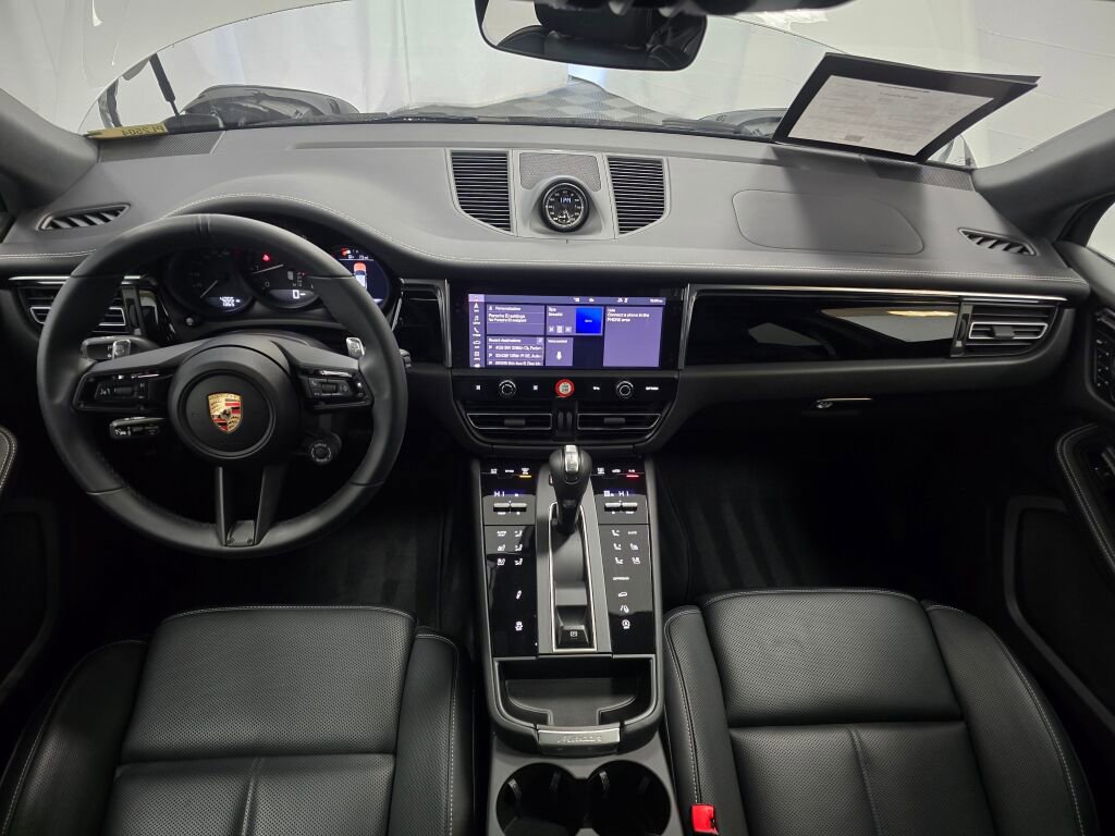 Certified 2025 Porsche Macan Turbo image 18