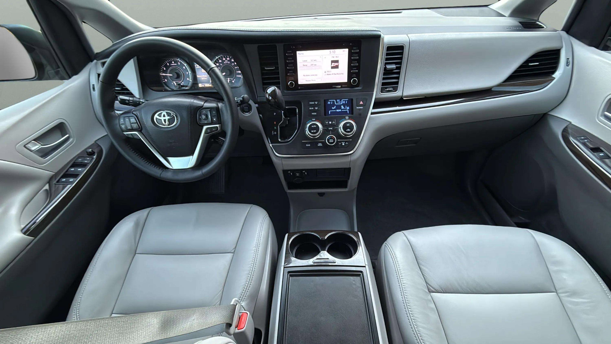 Used 2018 Toyota Sienna XLE image 31