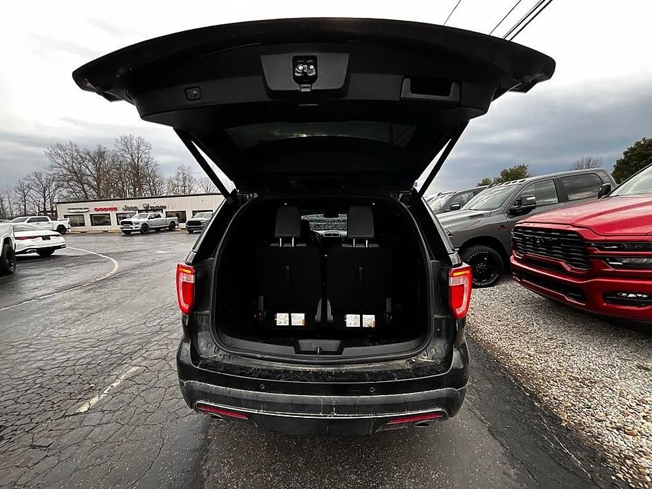 Used 2017 Ford Explorer XLT w/ Equipment Group 202A image 5