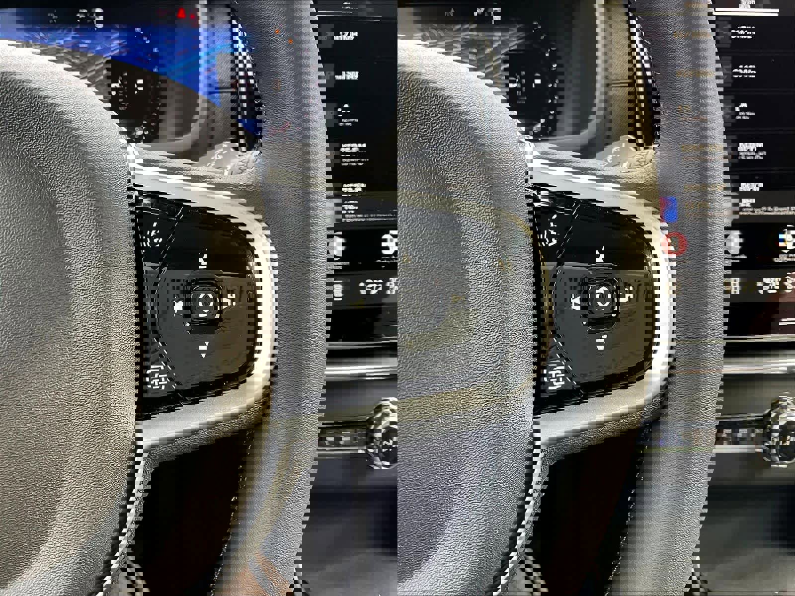 New 2026 Volvo XC90 B5 Plus w/ Protection Package AWD/4WD image 18