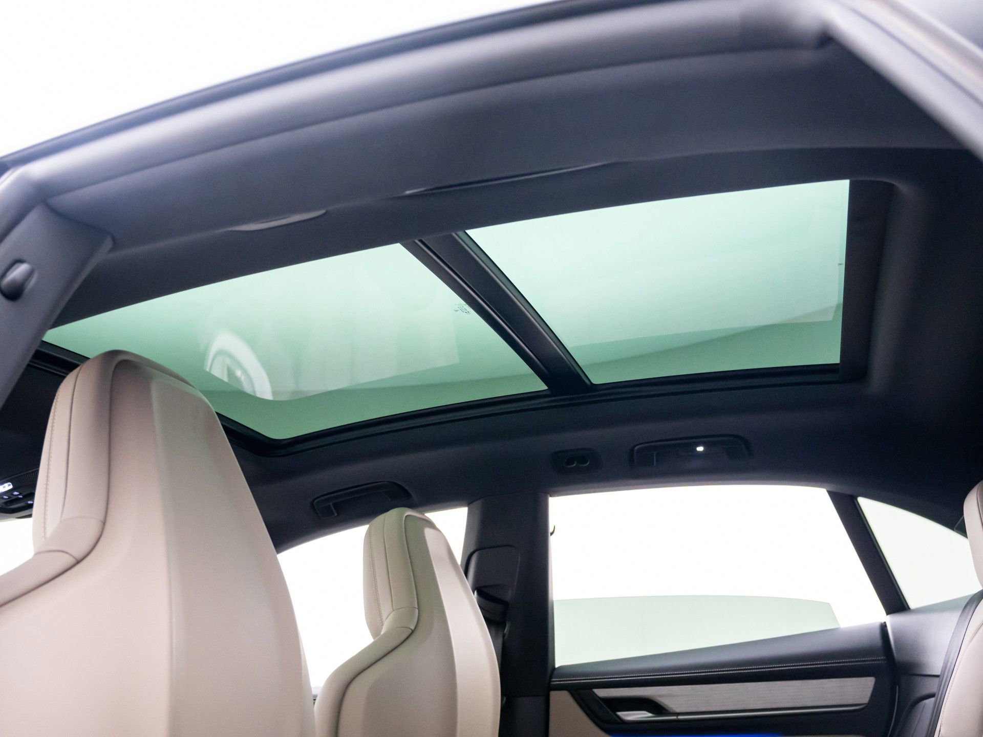 Certified 2025 Porsche Macan 4S Electric image 21