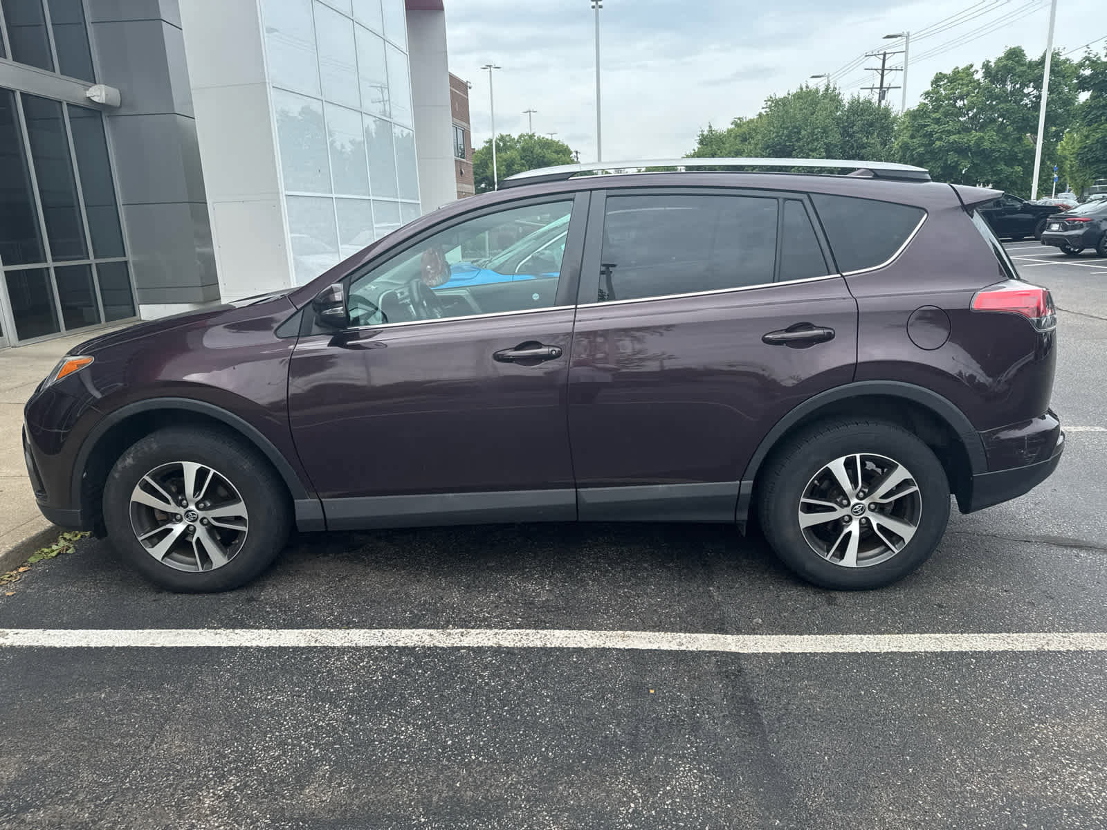 Used 2018 Toyota RAV4 XLE w/ Plus Extra Value Package AWD/4WD image 3