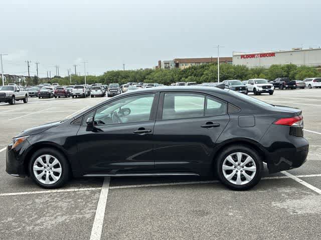 Used 2022 Toyota Corolla LE FWD image 3