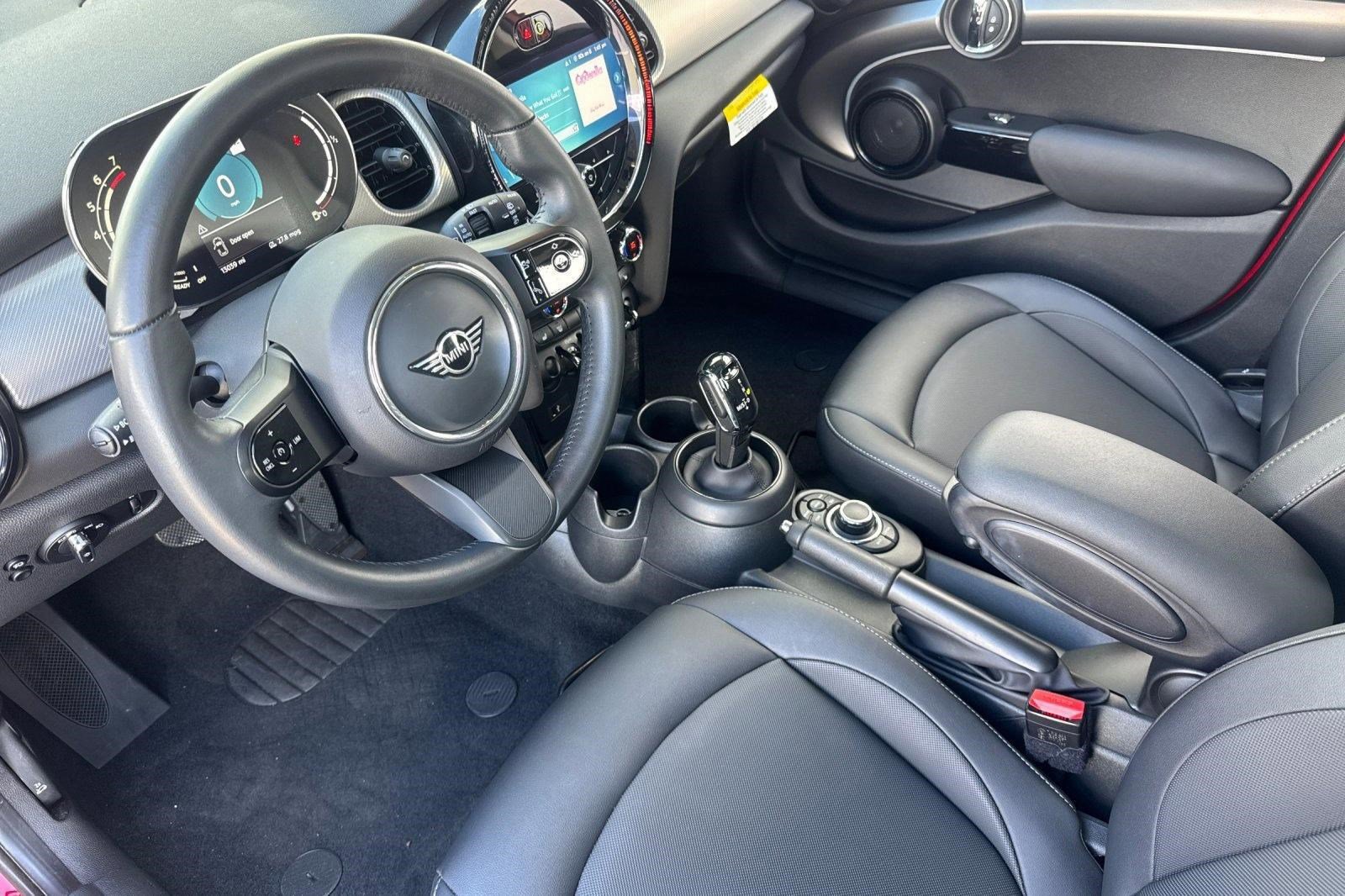 Used 2023 MINI Cooper 4-Door Hardtop image 4