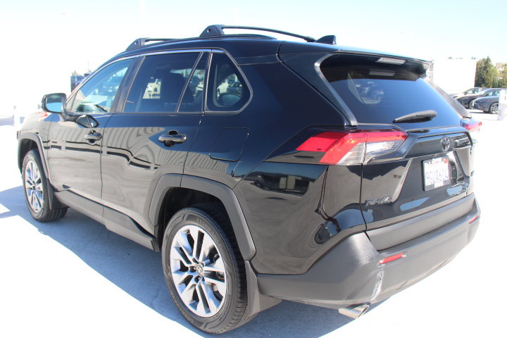 Used 2023 Toyota RAV4 XLE Premium FWD image 5