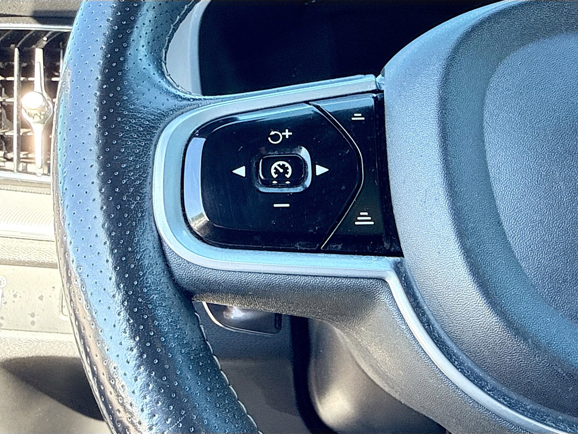 Used 2018 Volvo XC60 T6 R-Design w/ Convenience Package AWD/4WD image 36