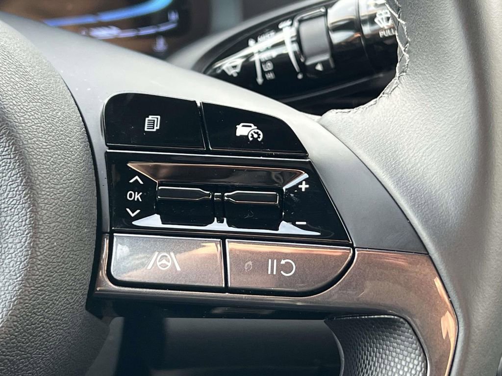 Certified 2025 Hyundai Elantra Sport image 22