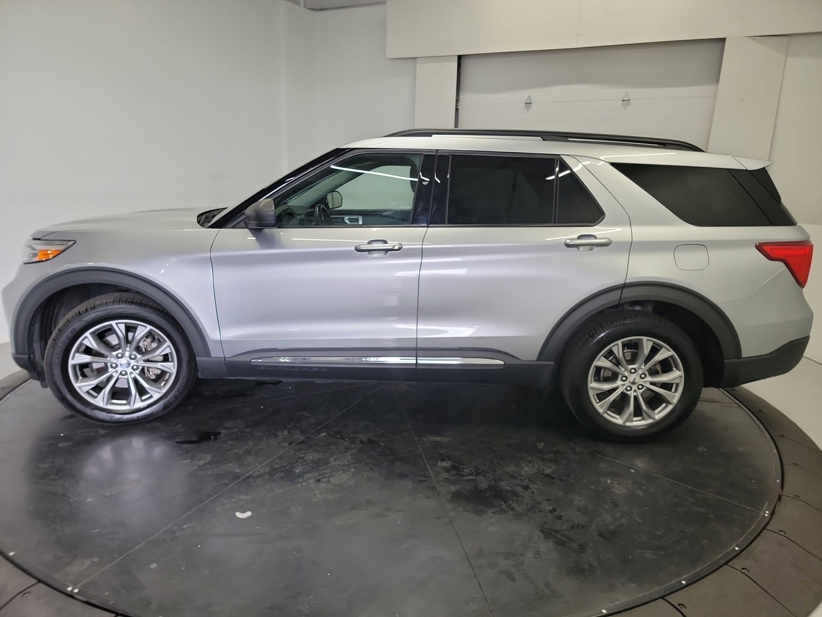 Used 2021 Ford Explorer XLT w/ Equipment Group 202A AWD/4WD image 4