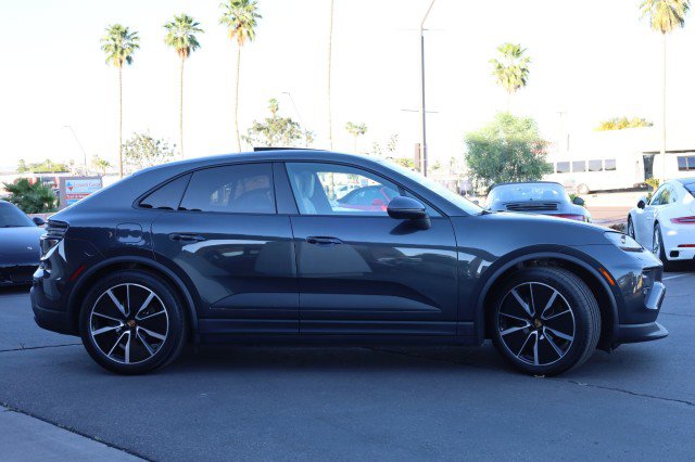 Used 2025 Porsche Macan 4 Electric AWD/4WD image 13