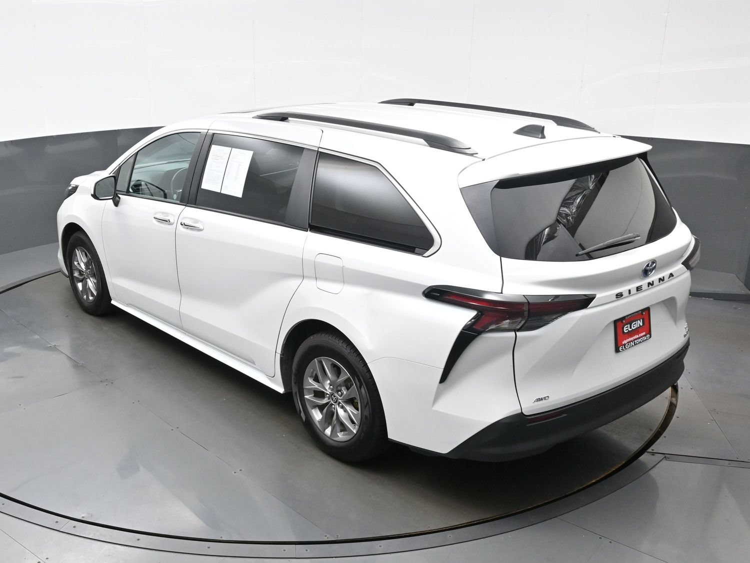 Used 2024 Toyota Sienna XLE AWD/4WD image 40