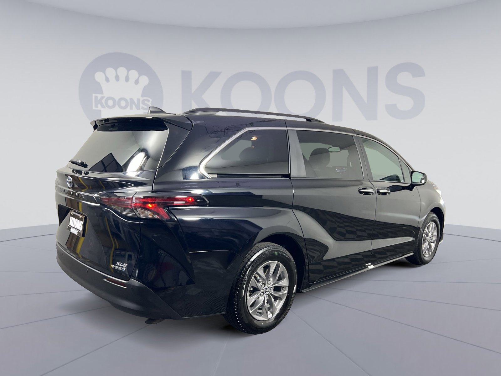 Used 2024 Toyota Sienna XLE image 7