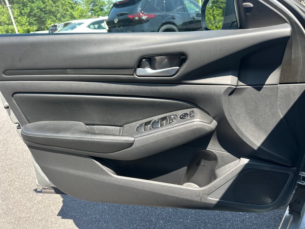Used 2025 Nissan Altima 2.5 SV FWD image 11