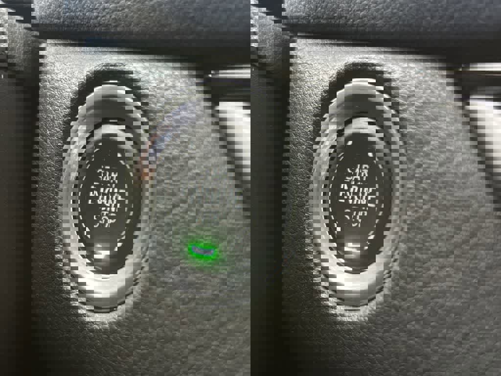 Used 2025 Cadillac XT4 Premium Luxury image 17