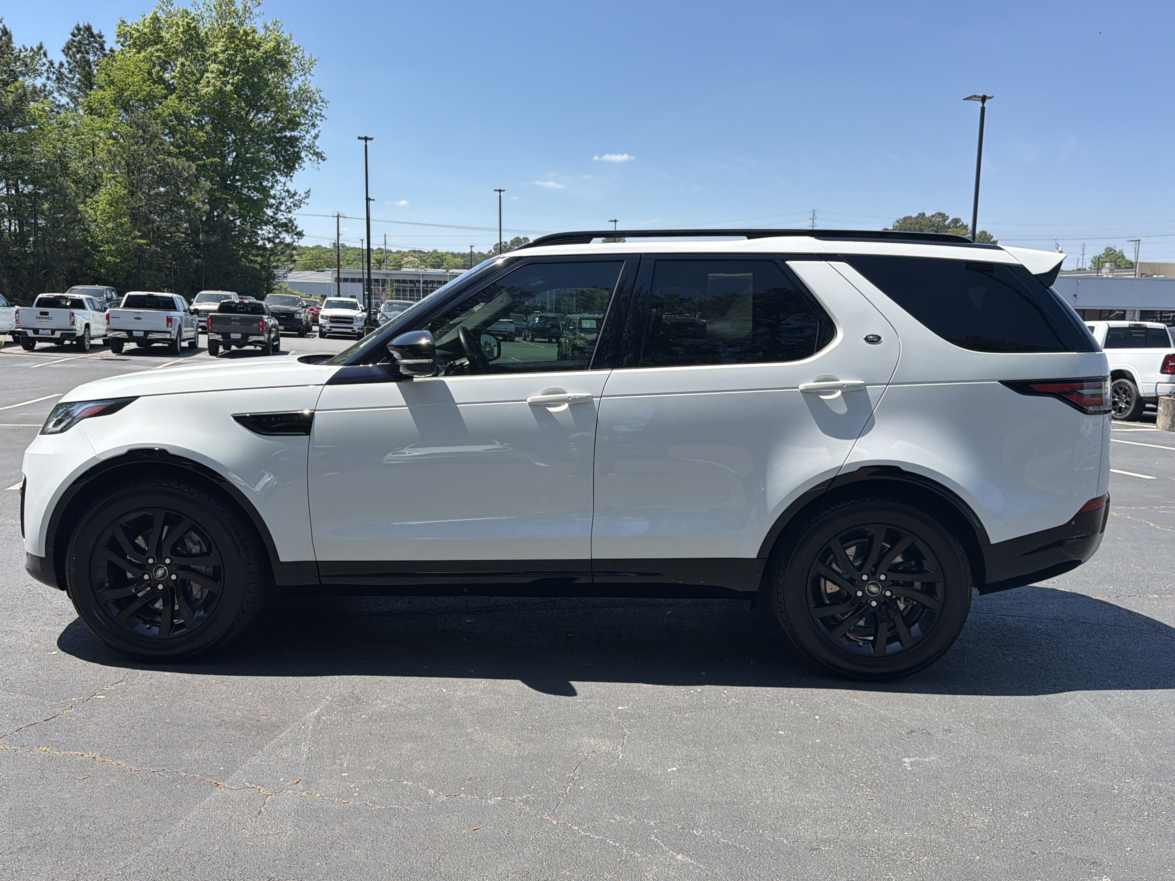 Used 2020 Land Rover Discovery Landmark image 4