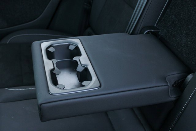 Used 2025 Volvo XC40 B5 Plus image 32