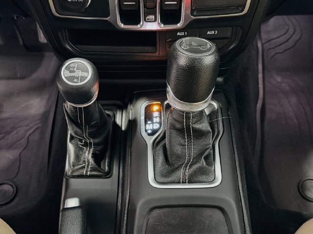 Used 2018 Jeep Wrangler Unlimited Sahara AWD/4WD image 16