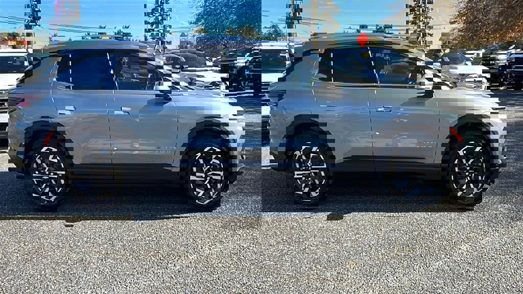 New 2026 Chevrolet Equinox EV LT image 4