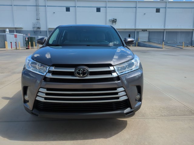 Used 2019 Toyota Highlander Plus FWD video 2