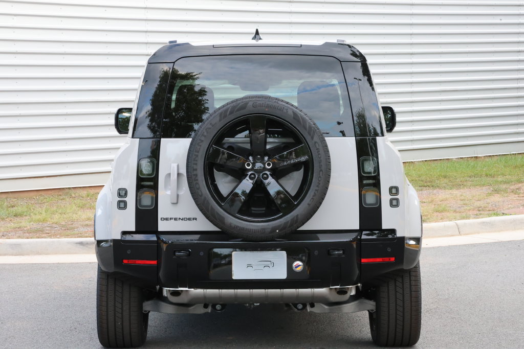 New 2026 Land Rover Defender 110 X-Dynamic SE AWD/4WD image 3