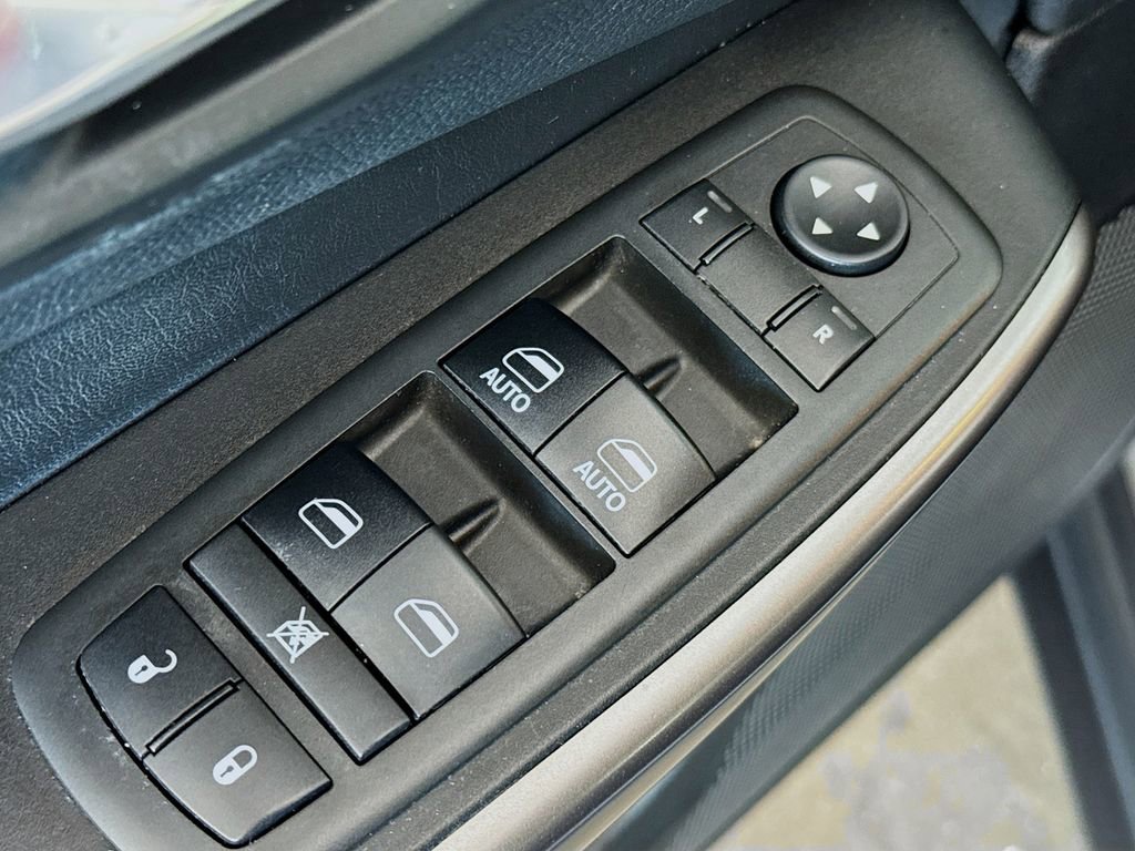 Used 2019 Jeep Cherokee Latitude Plus w/ Comfort/Convenience Group image 18