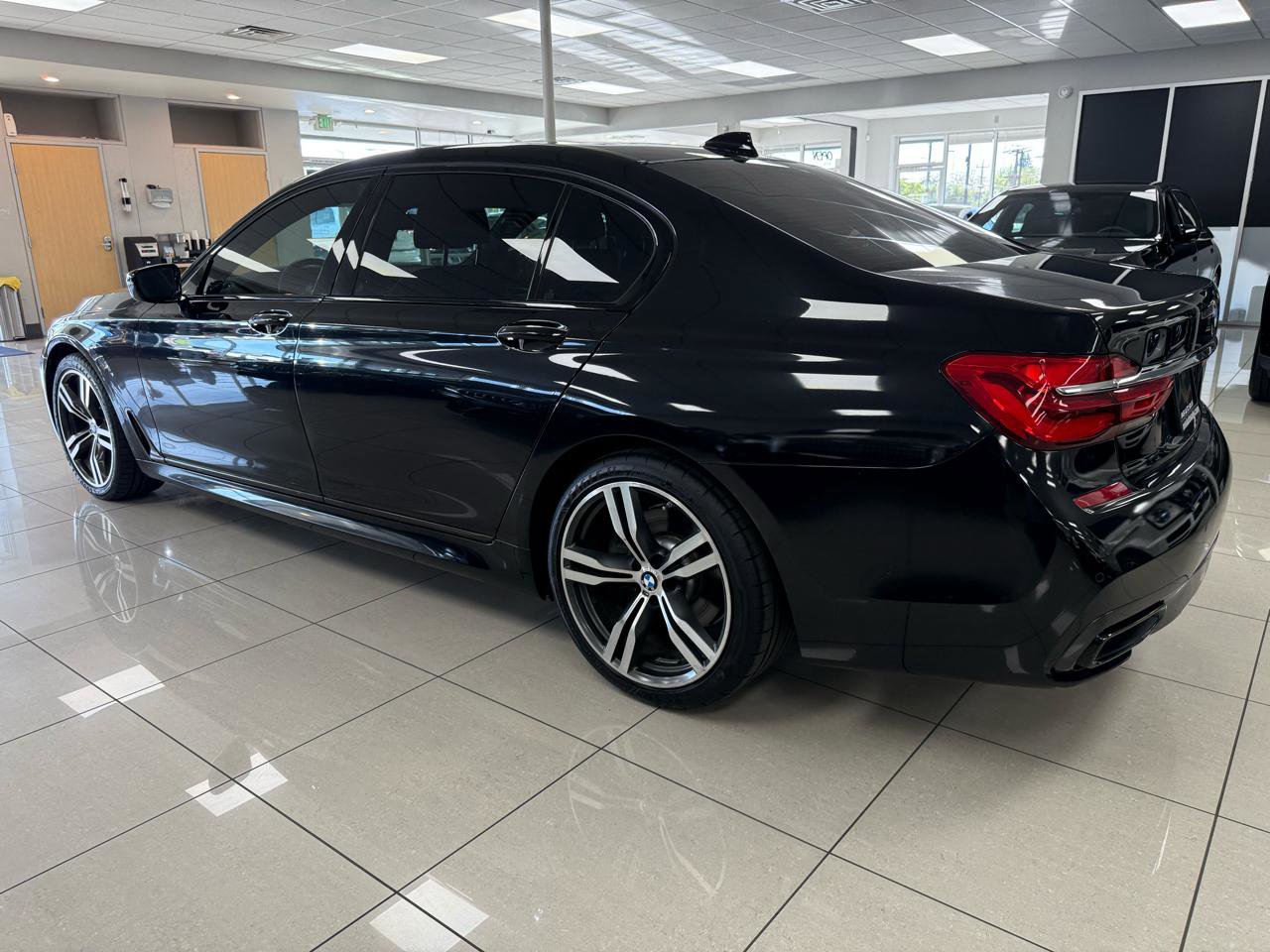 Used 2018 BMW 750i image 2
