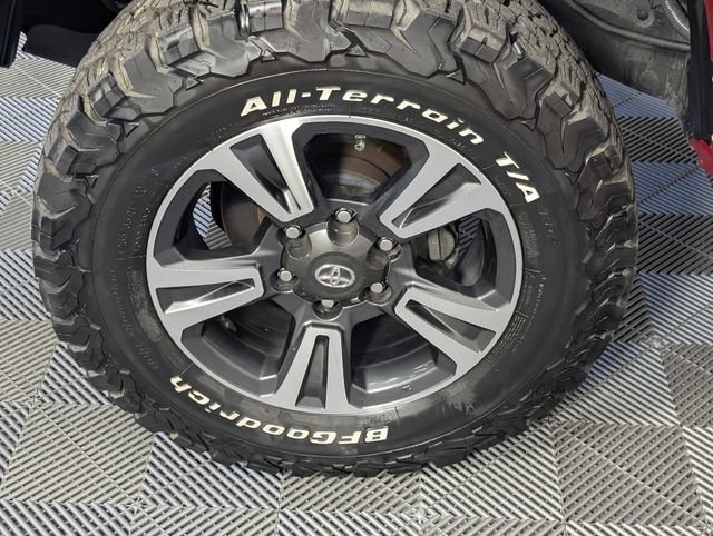 Used 2017 Toyota Tacoma TRD Sport w/ Tow Package RWD image 8