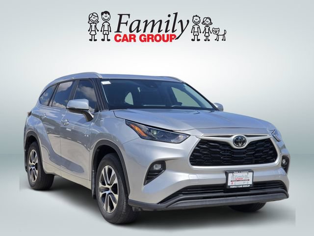 Used 2023 Toyota Highlander XLE FWD image 2