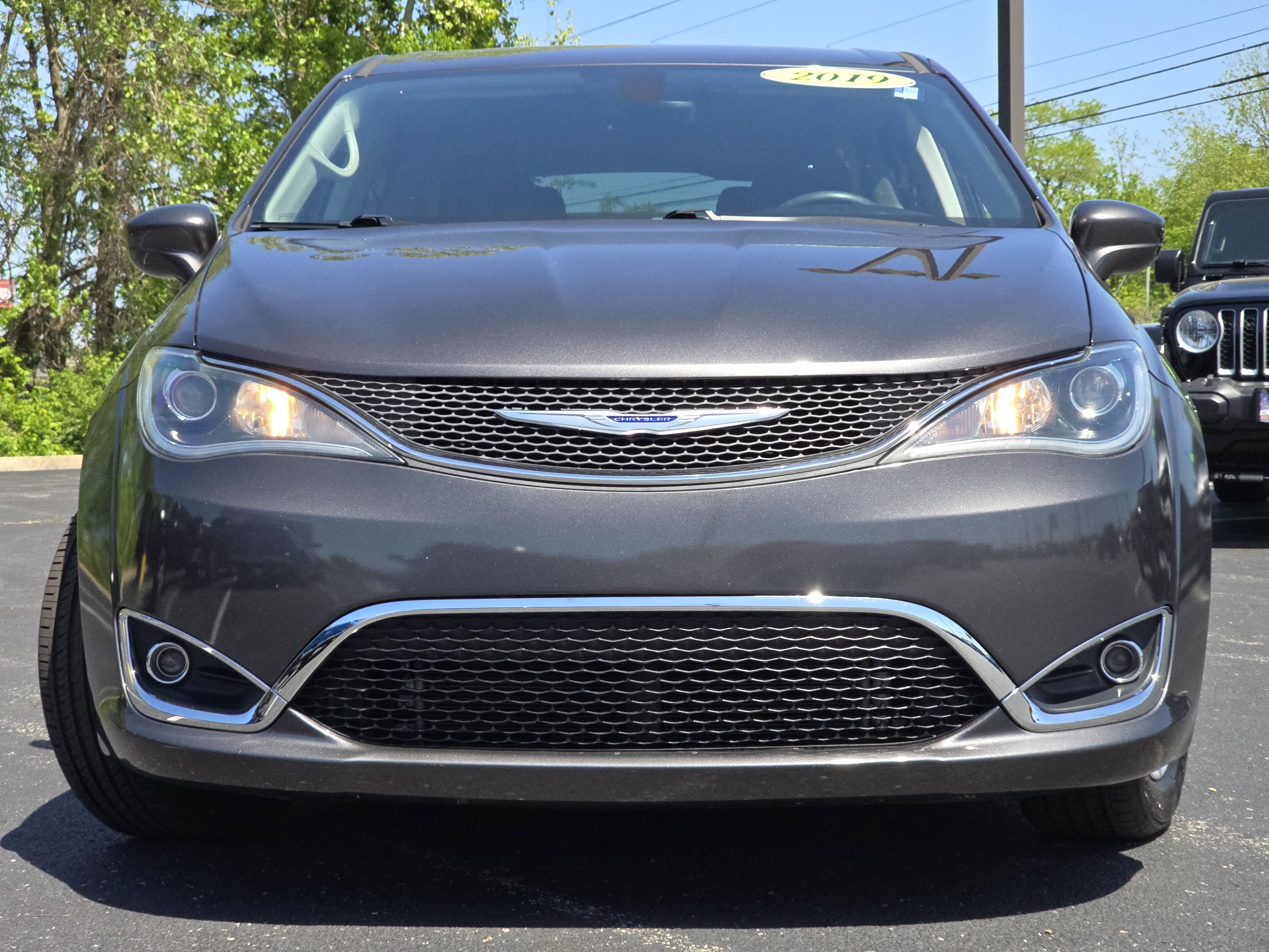 Used 2019 Chrysler Pacifica Touring Plus w/ Tire & Wheel Group FWD image 12